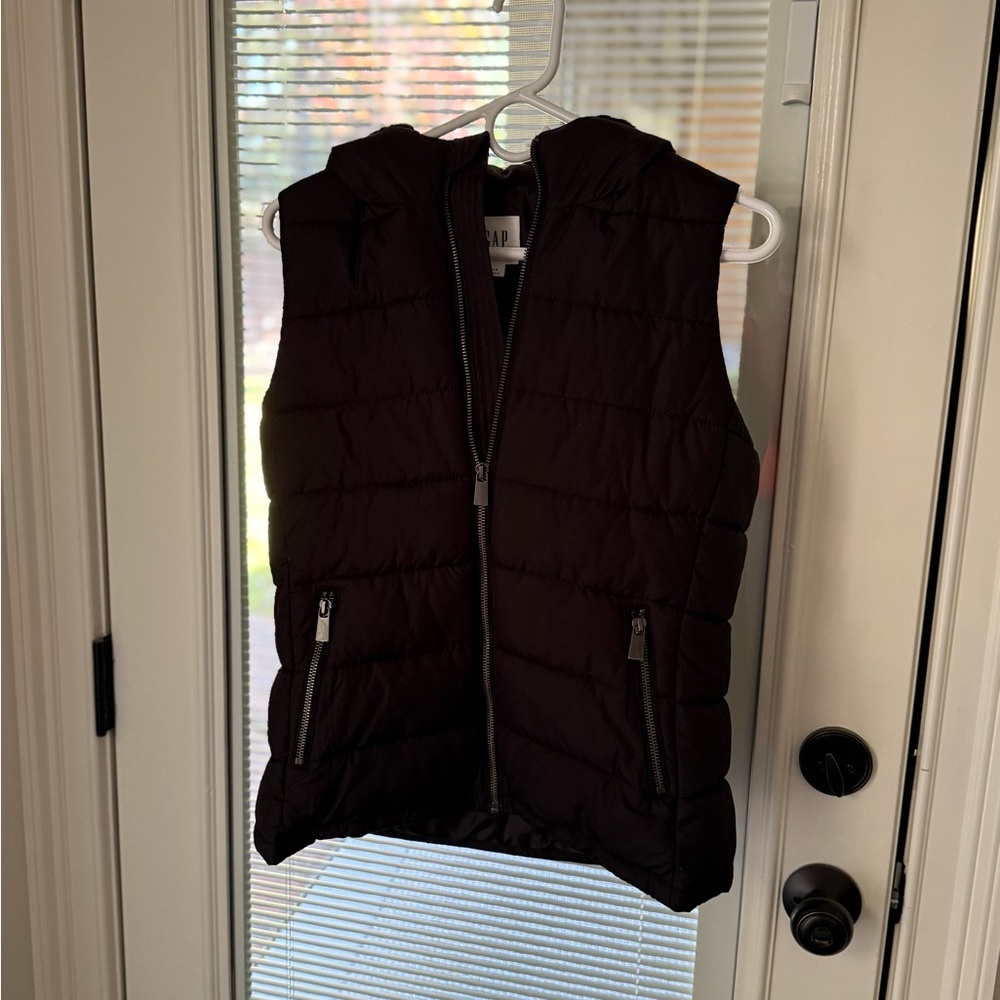 GAP Hooded Black Quilted Vest with Zipper Pockets